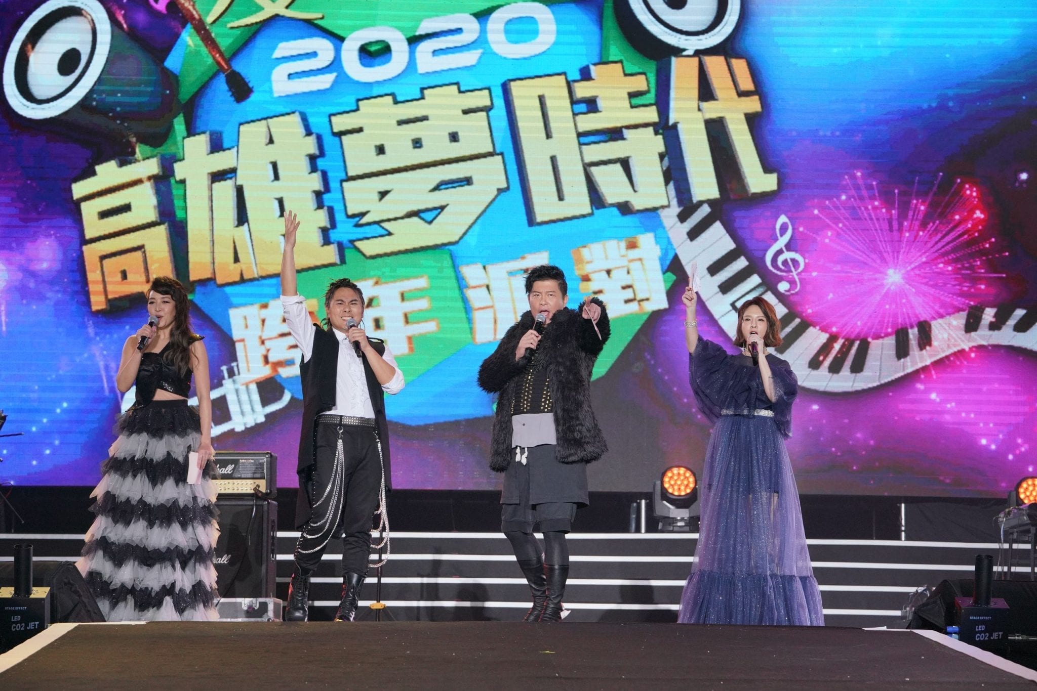 老蕭撩粉嗨唱40分掀跨年高潮     丁噹「吃CD」唱功奪最高收視