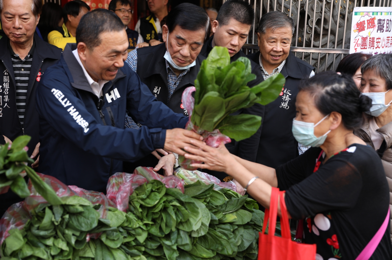 雙菜雙保助農民   侯友宜化身超級業務員推銷國產蔬菜