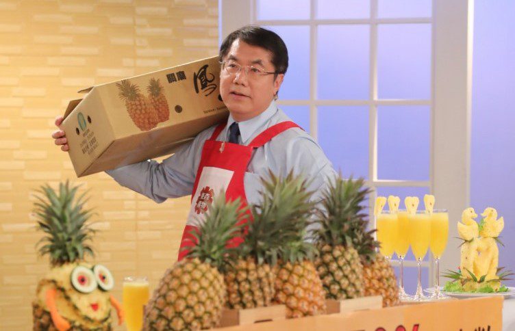 開拓農產品多元通路  黃偉哲市長上購物頻道賣鳳梨