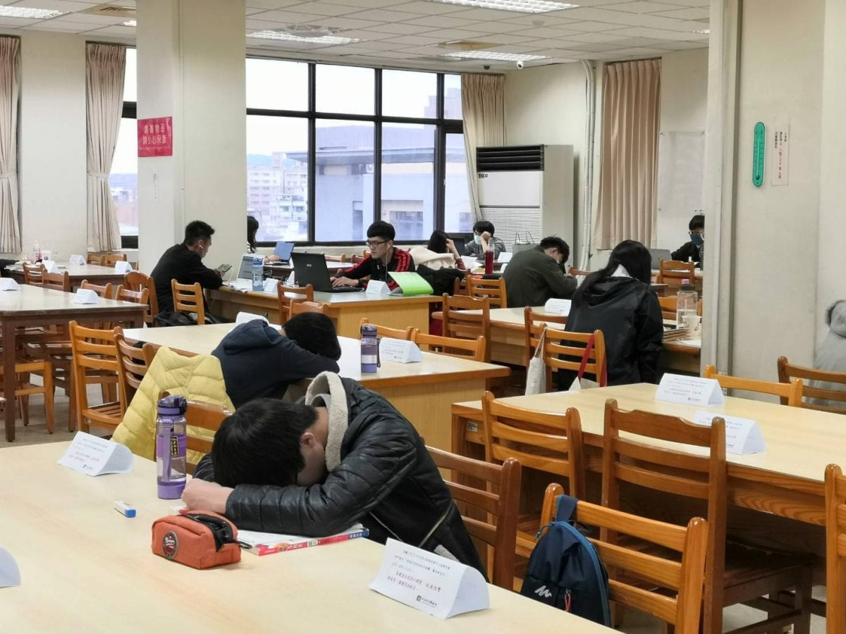 防疫升級！桃市圖4/1起改採梅花座、4/9起全館強制戴口罩