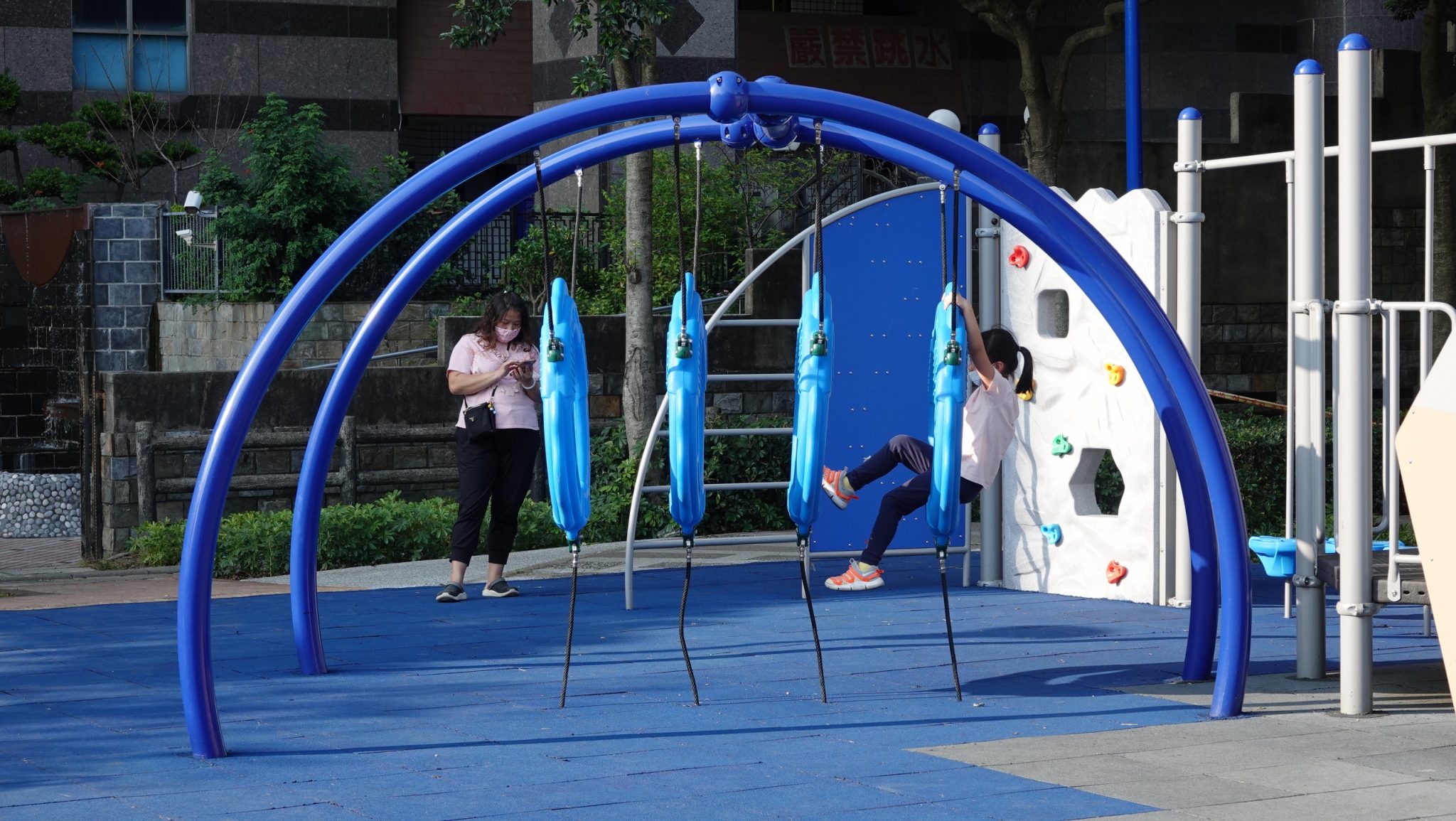 來新北玩公園！  第20座完工之重慶公園極地企鵝特色遊戲場啟用