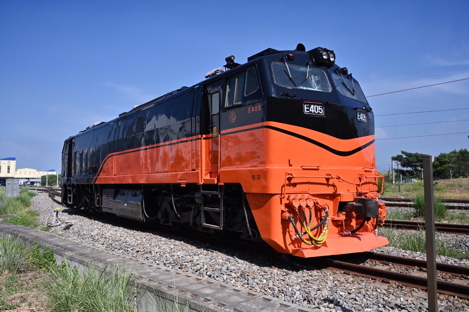 預計明年上路  臺鐵鳴日號環島觀光列車嶄新車頭曝光受好評