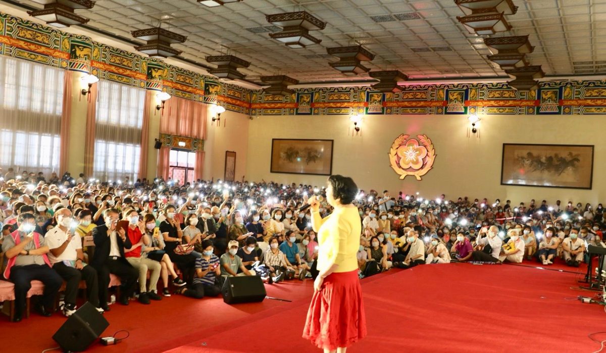 億光LED讓中山樓歷久彌新  簡文秀「恰似你的溫柔」感動千餘民眾