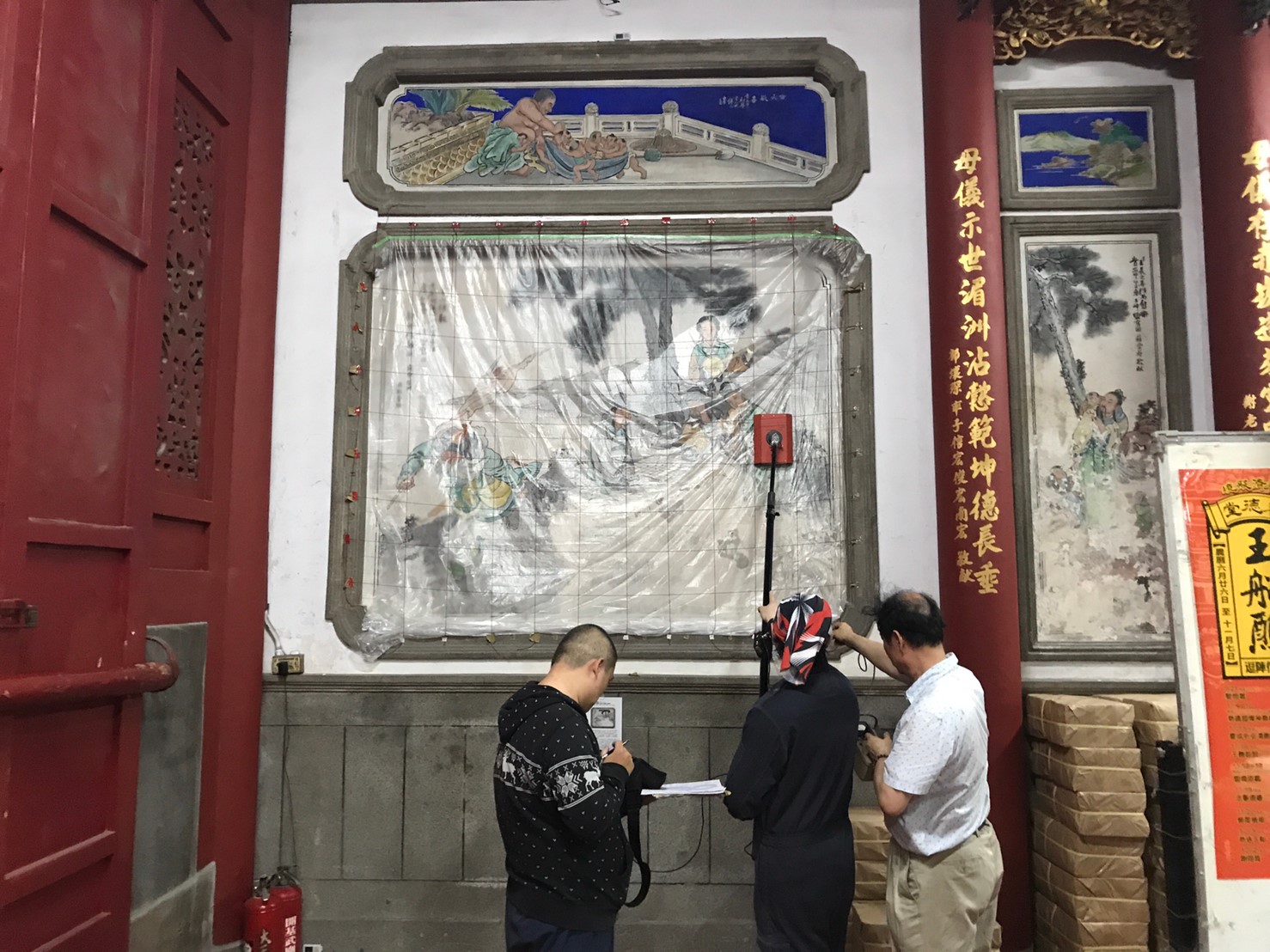 搶救大作戰！ 大天后宮灰壁畫「敷面膜」脫鹽　工序複雜需「3年長照」