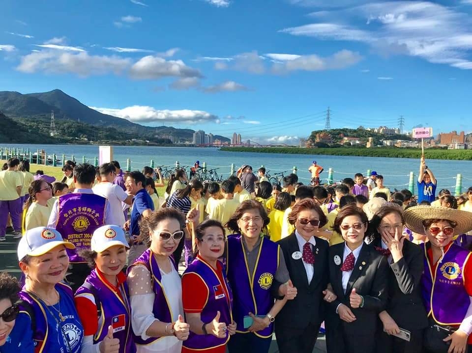 六校會師社子島  海洋環保淨灘圓滿  環保動力船初航受矚目  國際獅子會贊助備受評價