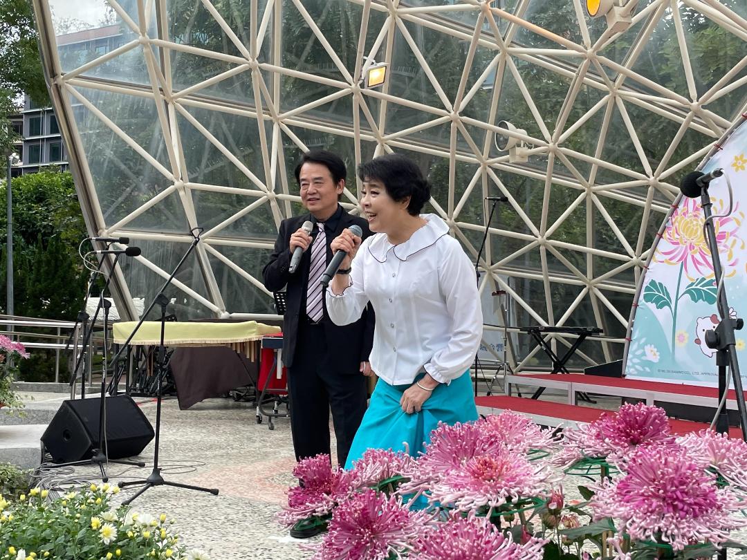 體驗菊展經典之美    假日藝文活動簡文秀領銜「飄香的秋菊」傳唱千里