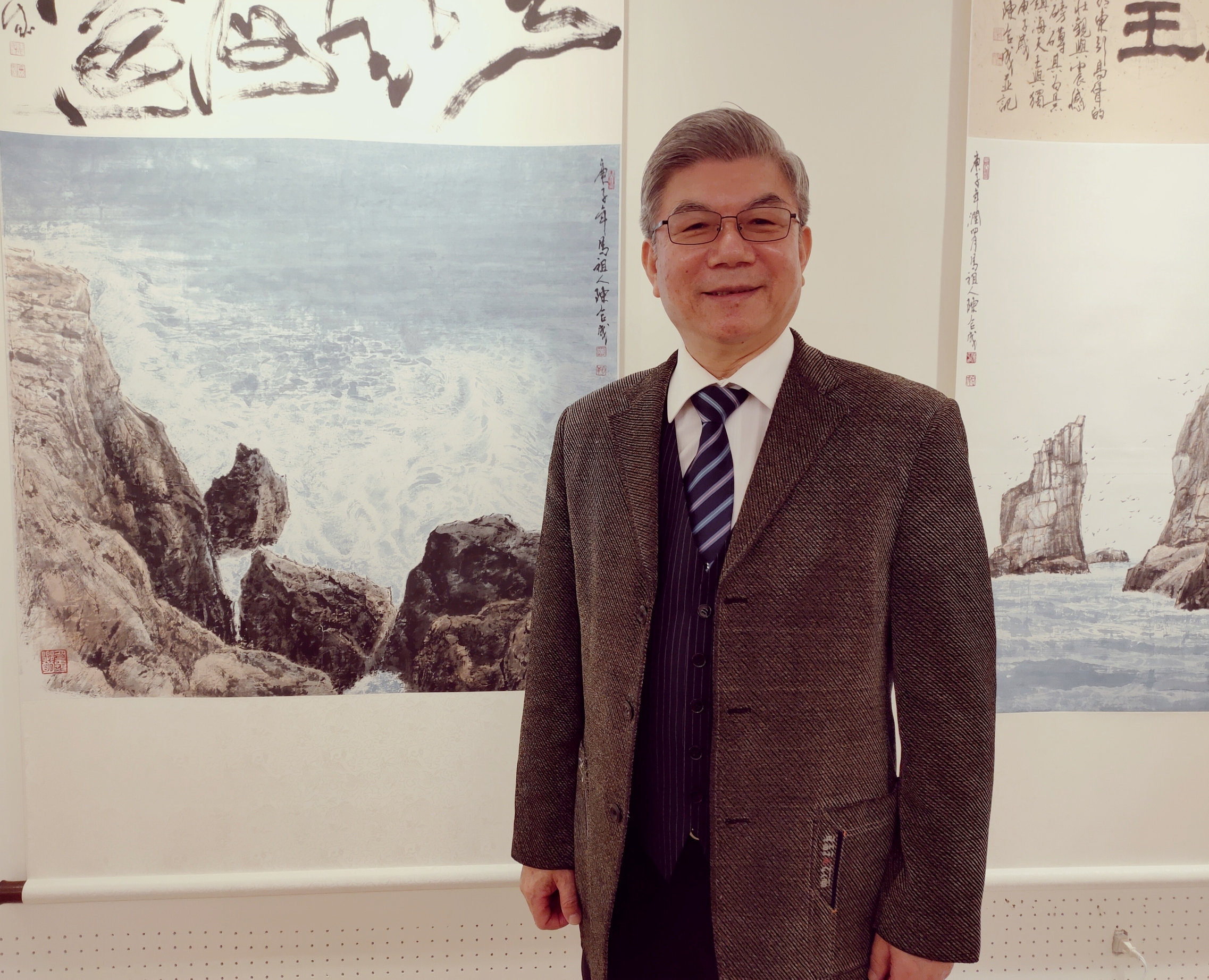 從山角到海邊  呈現一色海天  陳合成山陬海澨中  筆觸體悟思鄉情懷