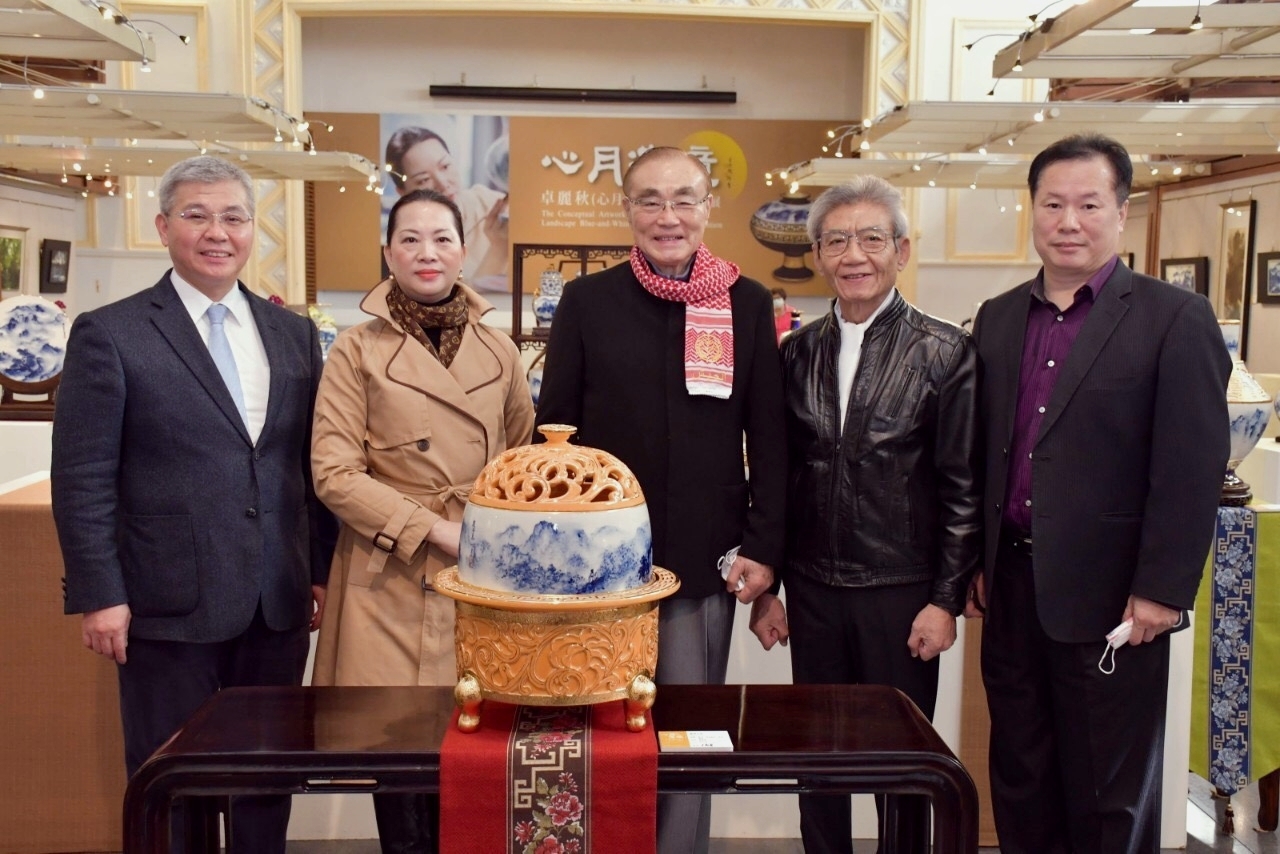心月造境 釉透分明  卓麗秋山水青花瓷個展  氣象萬千