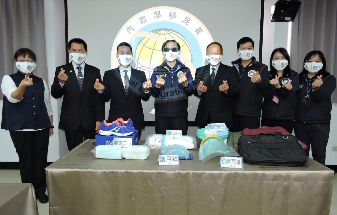 關懷移民署高雄收容所  慈濟捐防疫及禦寒物資