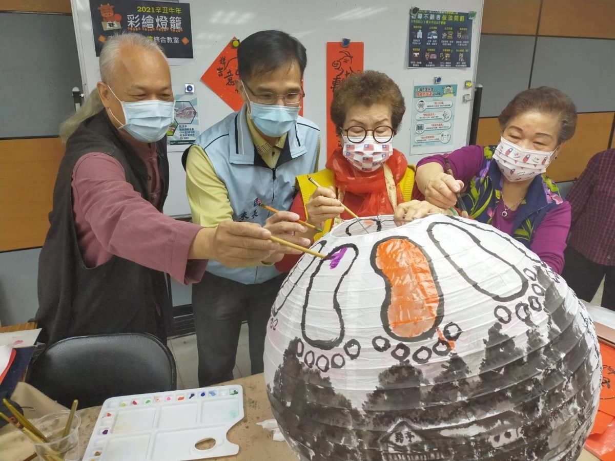 牛年寫春 燈籠彩繪  呂玉環師生熱力揮灑  新店區公所聚焦文化光熱