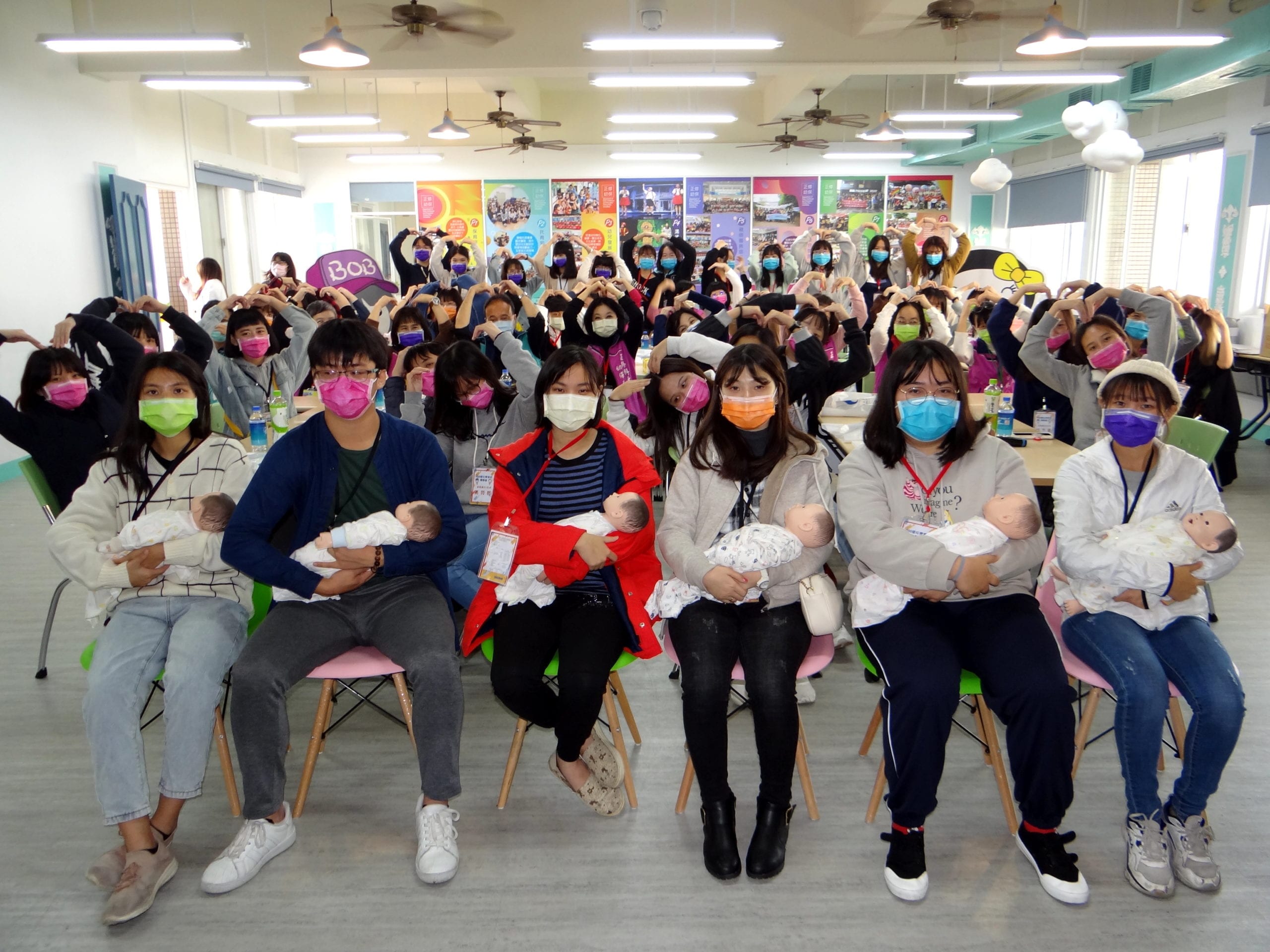 大學冬令營多元化  托嬰感念父母恩  體驗與AI機器人談戀愛