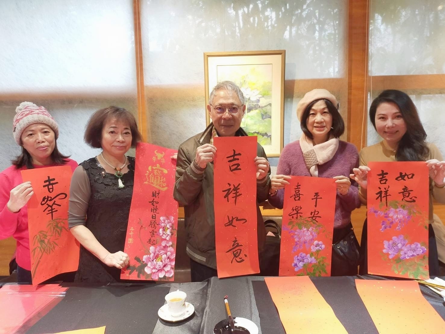 寫春聯迎新年  書畫老師趕場獻藝  創新春聯承載文化  精湛書藝備受好評