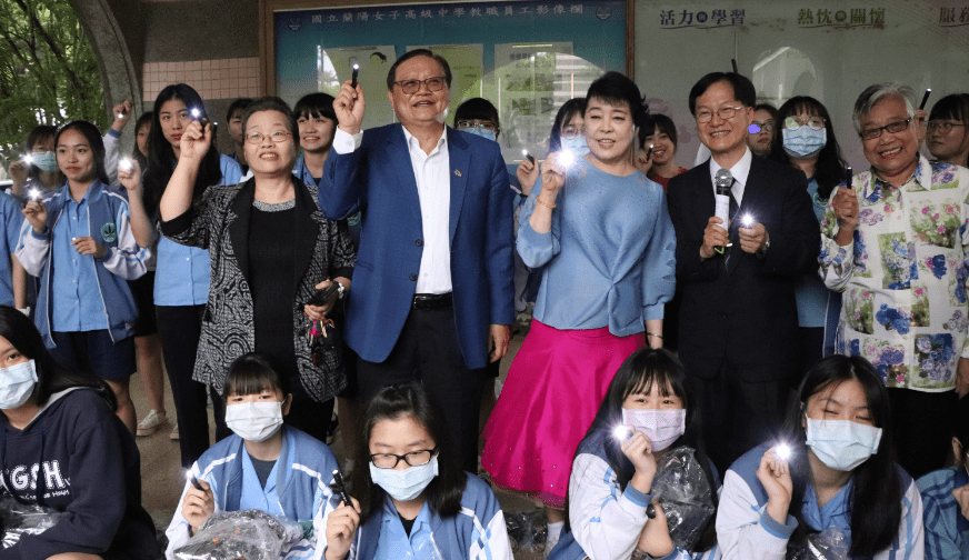 溫馨蘭陽情！簡文秀捐贈蘭女全校LED燈具及高效手電筒