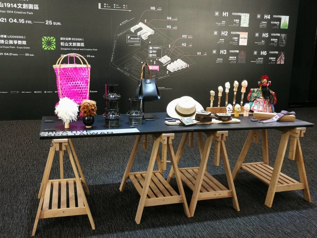 華山文化概念策展區特別策劃選物店,記者會現場展示工藝館選物亮點選品。(記者 陳安婷/攝)