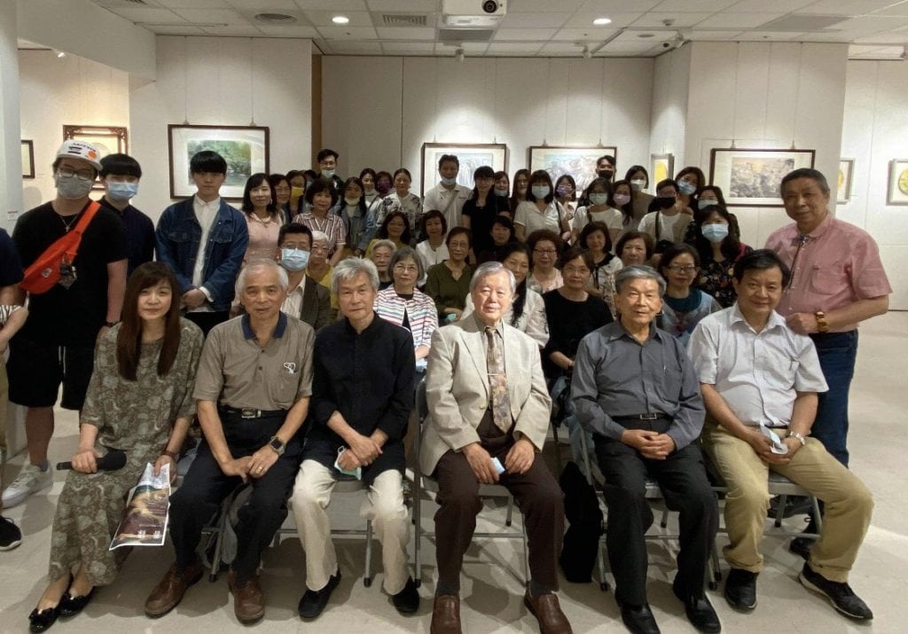 出席「善緣」的扇圓水墨作品展開幕式上，包括楊企霞（前排左起）、高義瑝、林錦濤、蘇峯男、羅振賢、盧瑞珽及後排右一的吳漢宗等老師們，為義賣活動展現正向決心。