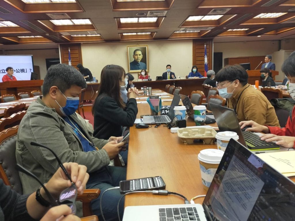 李永得部長(右)與立委鄭正鈴的激烈詢答場面。(記者 辛澎祥/攝)