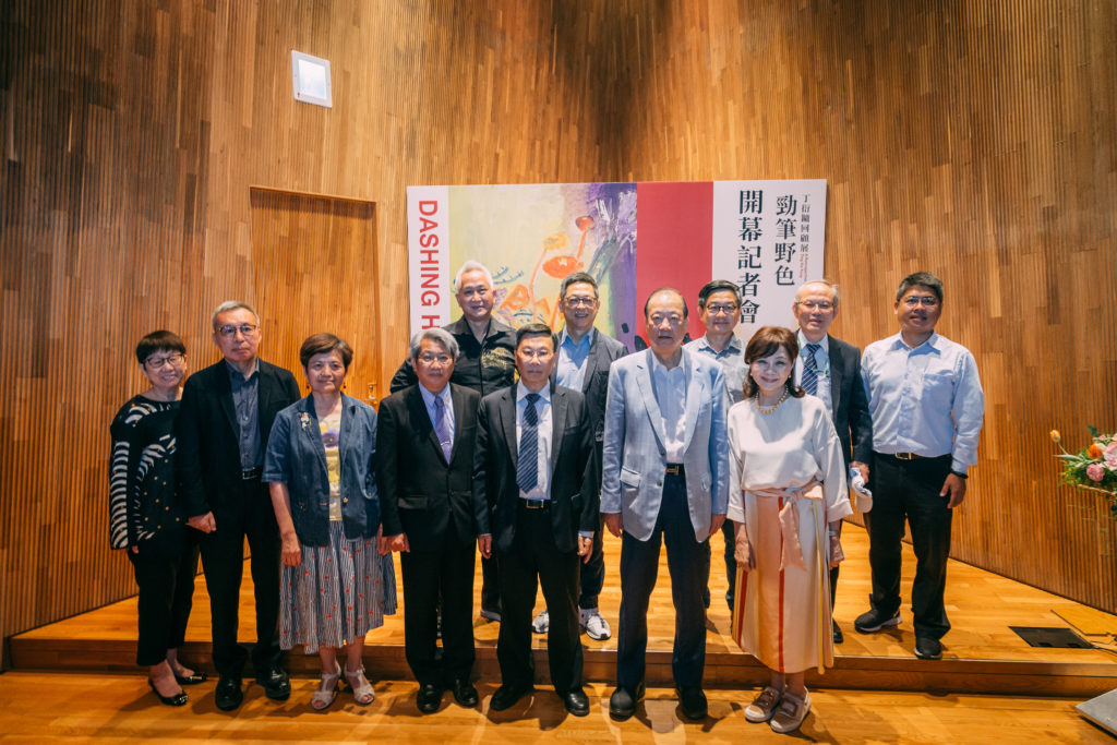 勁筆野色—丁衍鏞回顧展開幕,創辦人蔡長海、校長蔡進發及現代美術館館長潘(示番)等貴賓合影。(圖/亞洲大學提供)