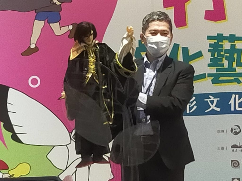文化部長李永得戲耍布袋戲偶,融入振興傳藝行列。(記者 辛澎祥/攝(