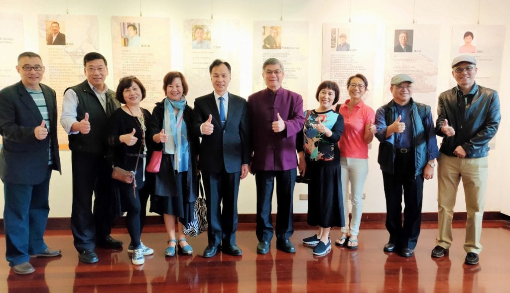 連江縣縣長劉增應(左五)與馬祖籍藝術家們在開幕儀式上開心合影。(記者 辛澎祥/攝)
