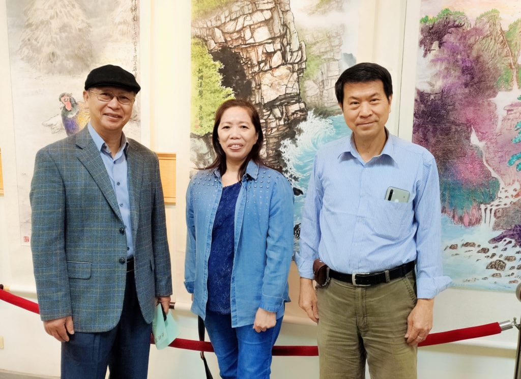 參與書畫聯展的藝術家趙文雄(左起)詹美絨、廖仁彬老師,在其作品中展現在水墨畫天地的精湛文采。(記者 辛澎祥/攝)