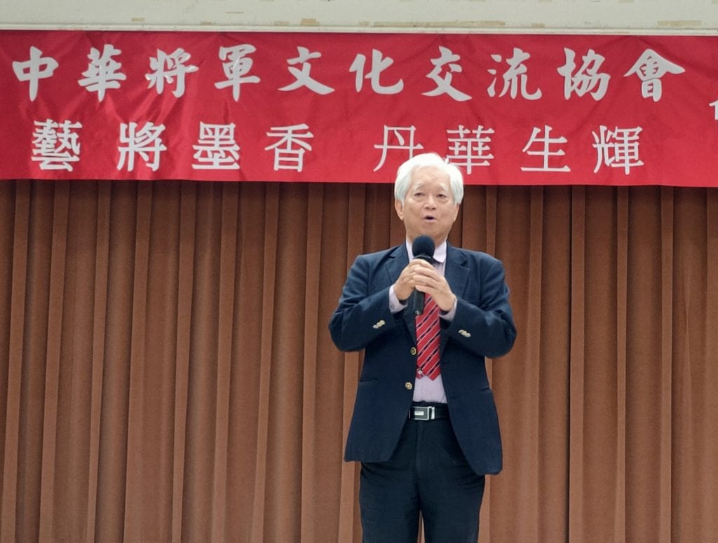 中華將軍文化交流協會理事長周康生中將,以書畫展主辦方立場讚賞創作者的豐沛才華。(記者 辛澎祥/攝)