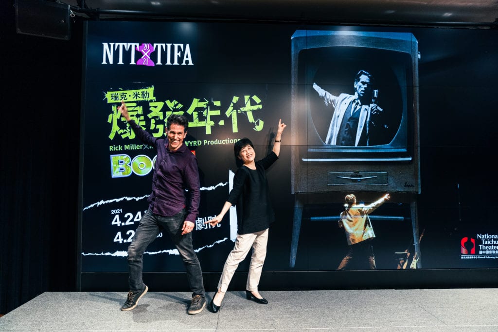 《爆發年代》編導暨演員瑞克．米勒與臺中國家歌劇院藝術總監邱瑗合影。