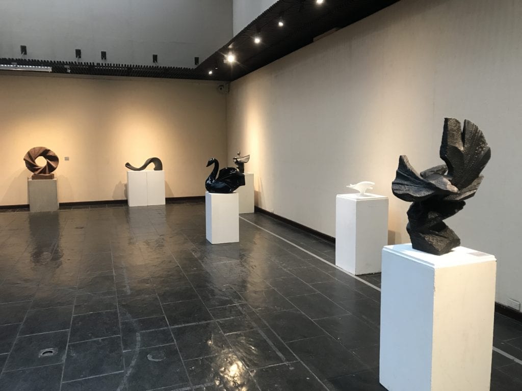 鄧廉懷現代雕塑展,作品表現雄渾,呈現安定、發人省思。(圖/臺南市文化局提供)