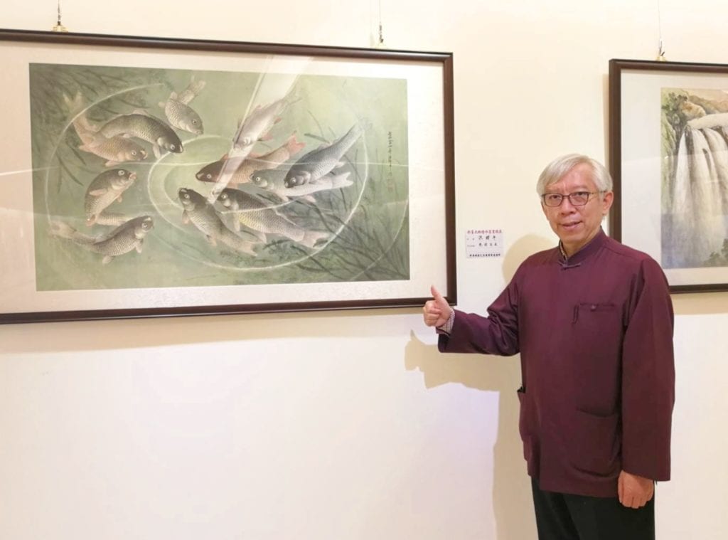 國美館館長梁永斐對洪曜平老師的作品情有獨鍾。