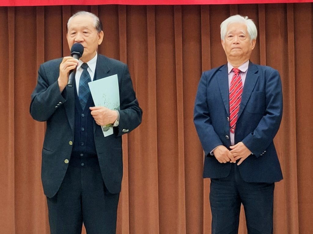 霍守業上將(左)致詞勉勵將軍們退而不休,在藝術領域大放異彩。(記者 辛澎祥/攝)