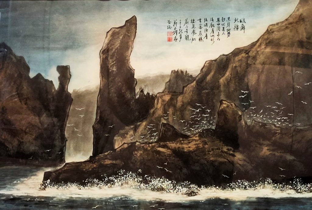 翁玉峰創作的馬祖東引地勢景致,呈現大自然神奇震撼的無盡寫實。(記者 辛澎祥/攝)