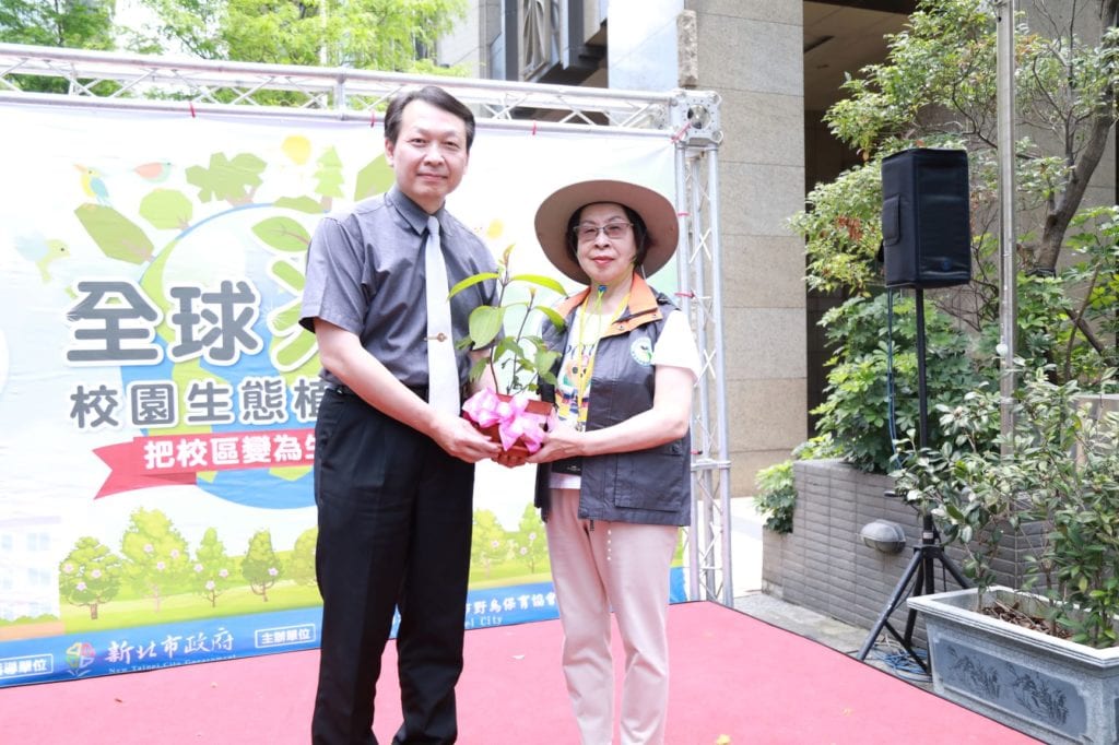 社團法人新北市野鳥保育協會劉秀霞理事長贈樹給板橋國小林義祥校長 (1)