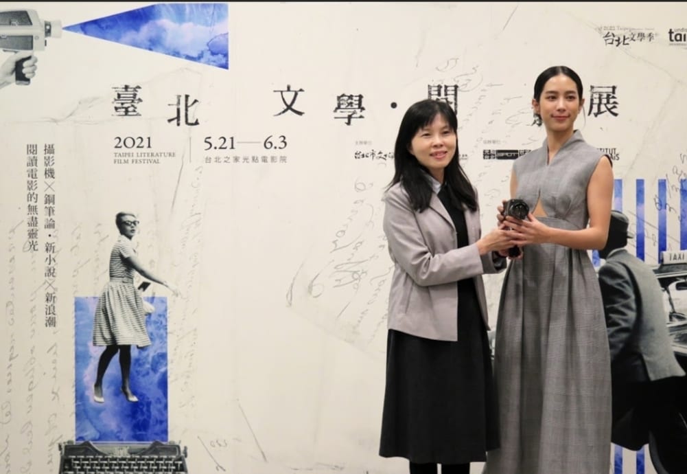 陳譽馨副局長（左）與影展嘉賓溫貞菱相見歡。（記者 辛澎祥/攝）