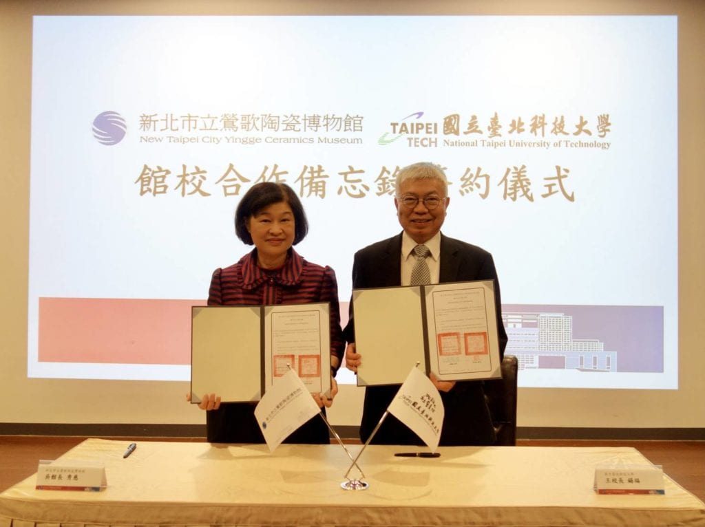 北科大校長王錫福（右）與陶博館館長吳秀瓷簽約合作。