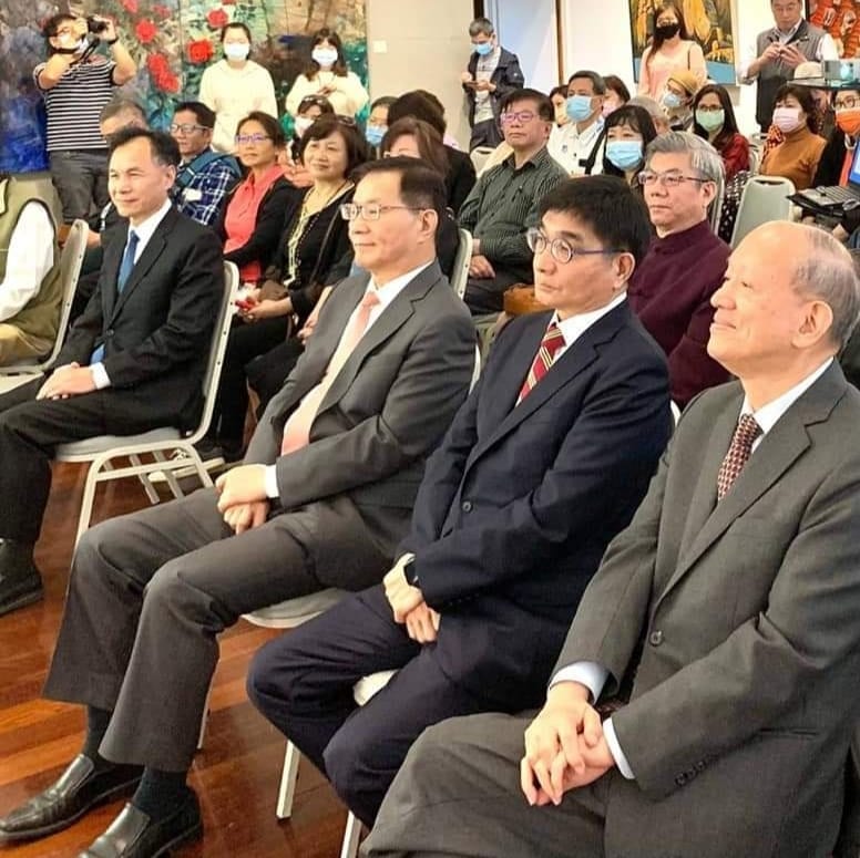 淡江大學校長葛煥昭(前排右三)與出席聯展開幕盛會的貴賓,肯定與支持藝術活動的堅定立場。