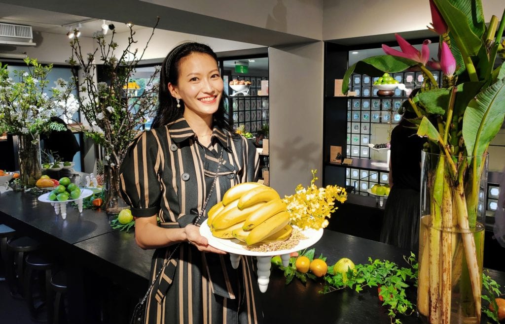 八方新氣執行副總王筱杰將新作品盛器水果的優雅丰采,做了完美的呈現。(記者 辛澎祥/攝)