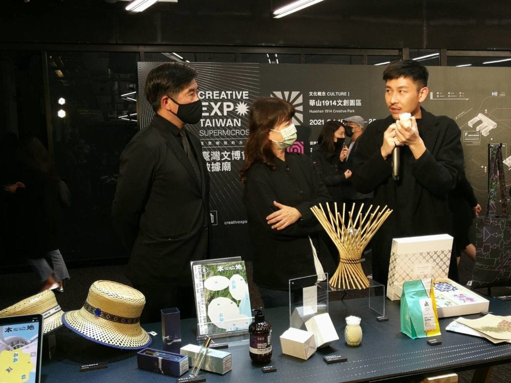總策展人林昆穎(右)介紹主題館「相信律」的精神,左為臺灣設計研究院長張基義、中為文化部次長李靜慧。(記者 陳安婷/攝)