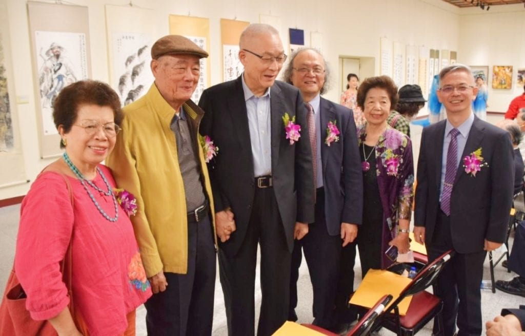 前國民黨主席吳敦義（左三）與多位知名書畫家呂玉環（左起）、連勝彥、袁天明、謝玉花及楊旭堂老師合影留念。