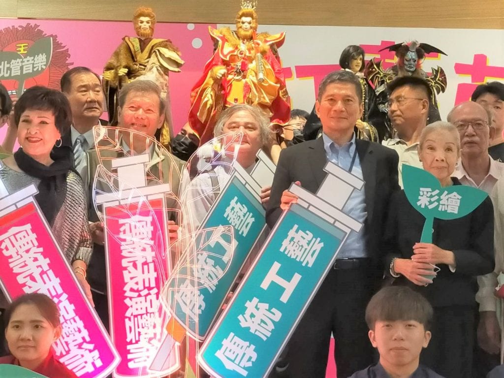 李永得部長(右)與知名傳藝演出者為全台巡演活動造勢。(記者 辛澎祥/攝)