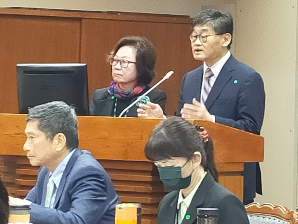 公廣集團董事長陳郁秀(左二)與華視總經理莊豐嘉(右一)答覆華視官民合一的股權結構問題。(記者 辛澎祥/攝)