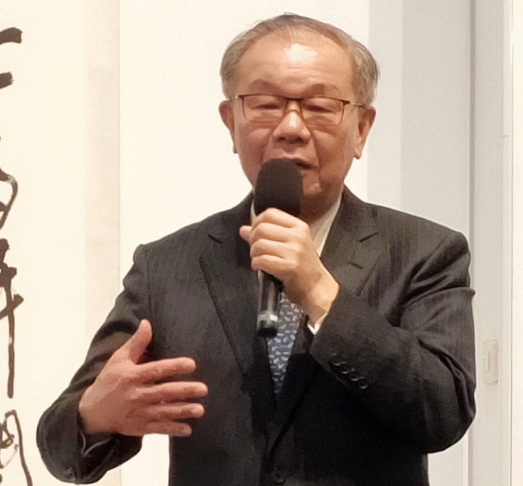 身兼淡江中學文錙藝術中心主任的書法家張炳煌,強調藝術家本於專注與堅持讓作品更具生命力。(記者 辛澎祥/攝)