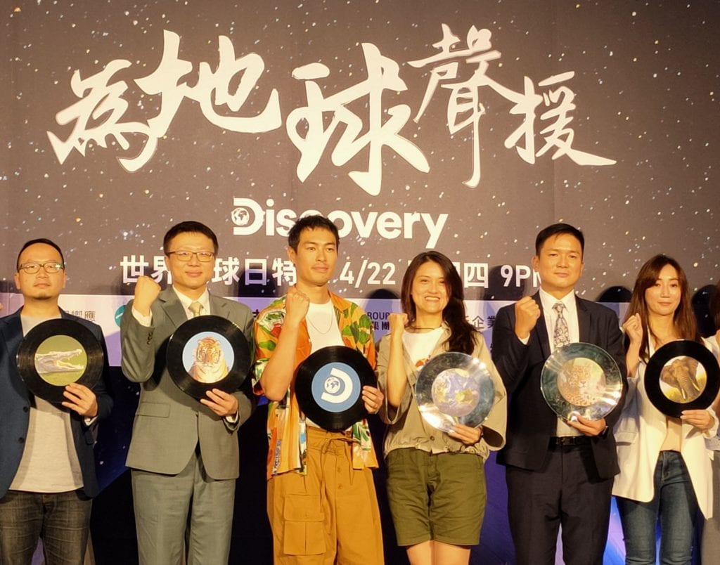 馬艷華總監(右三)與藝人楊祐寧(左三)與綠色團體夥伴代表為拯救地球齊一宣誓。(記者 辛澎祥/攝)