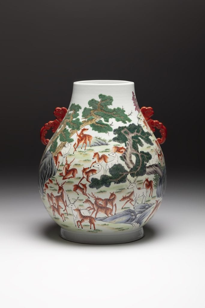 許朝宗藝師作品-〈清(粉彩)-百鹿雙耳尊〉，腹身彩繪百鹿圖，具吉祥象徵意義。