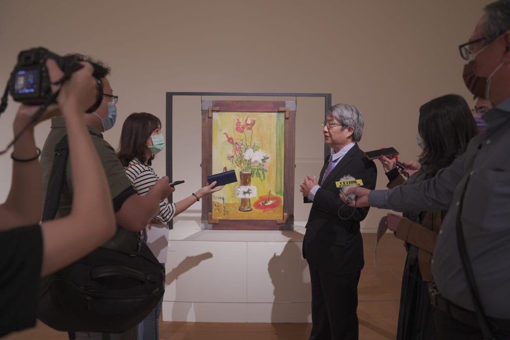 潘(示番)館長解說丁衍鏞創作歷程及作品象微意涵。(圖/亞大提供)