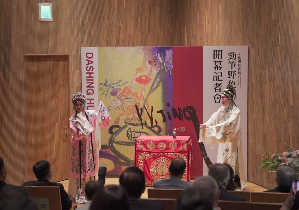 丁衍鏞回顧展開幕,邀演劇團演出經典崑曲牡丹亭遊園驚夢,呼應丁衍鏞以戲曲入畫趣味橫生的創作。(圖/亞大提供)