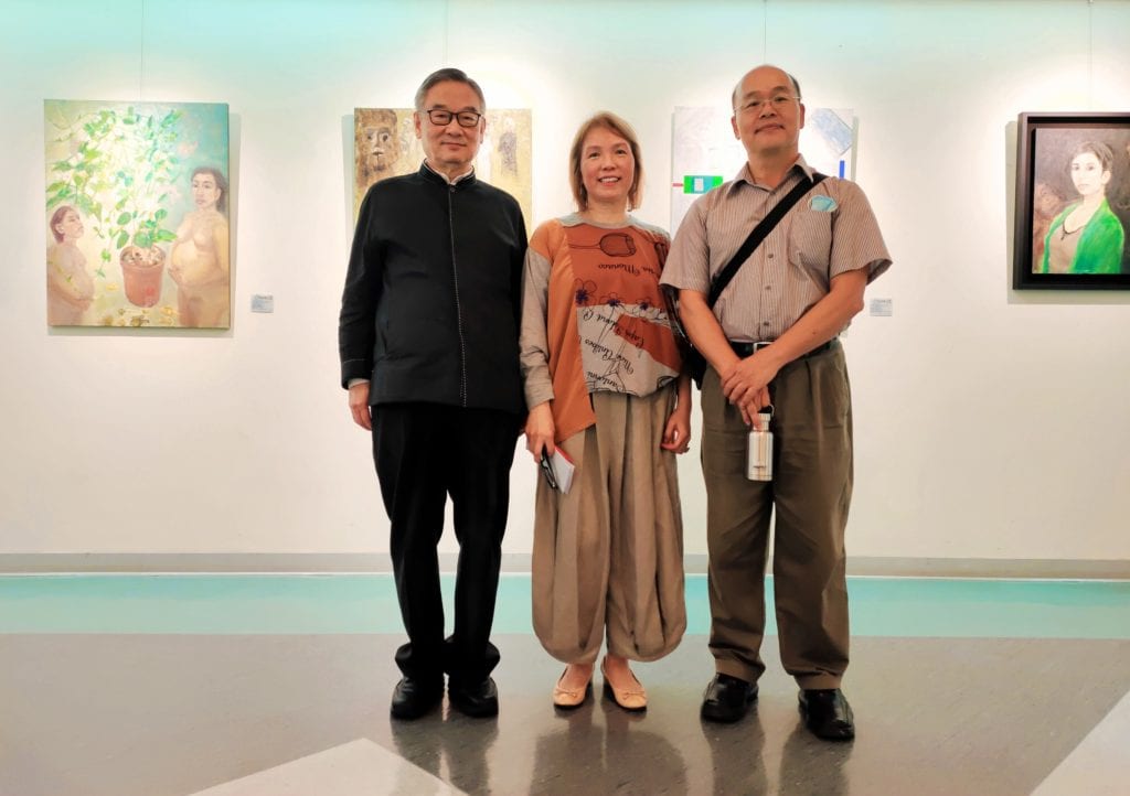 何創時書法文教基金會董事長何國慶(左起)蔡麗莉與李錫佳教授在展場親切互動。(記者 辛澎祥/攝)