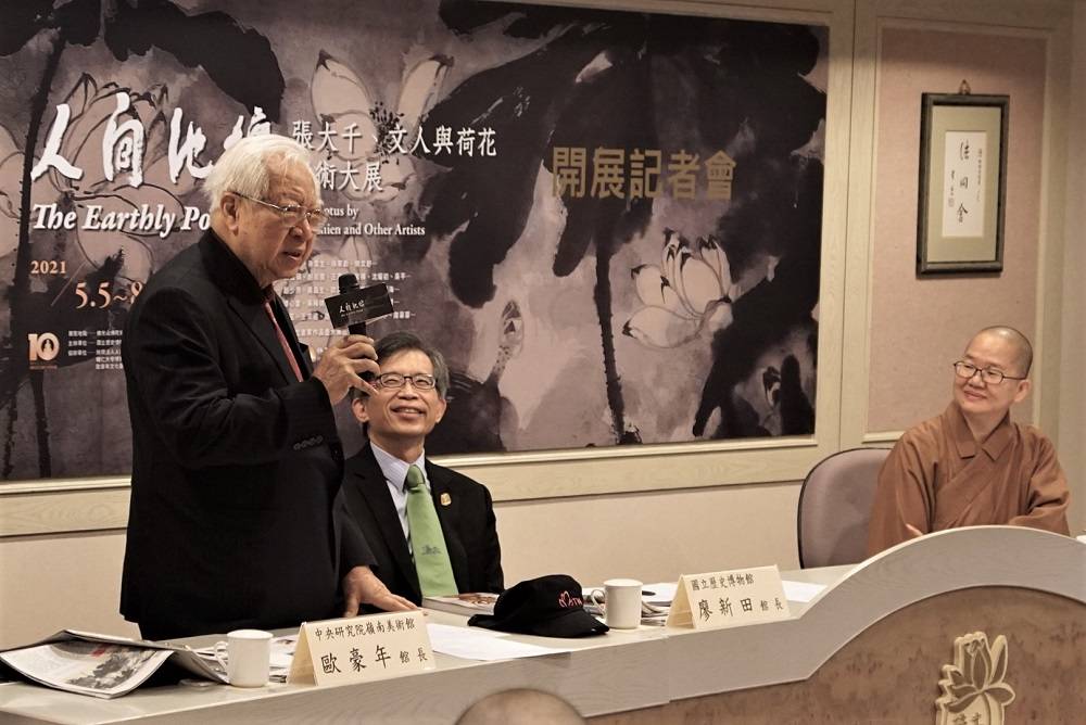 嶺南派大師歐豪年（左）回憶當年與張大千互動的情誼，深情感人。史博館館長廖新田（中）與如常法師在旁聆聽。（記者 辛澎祥/攝）