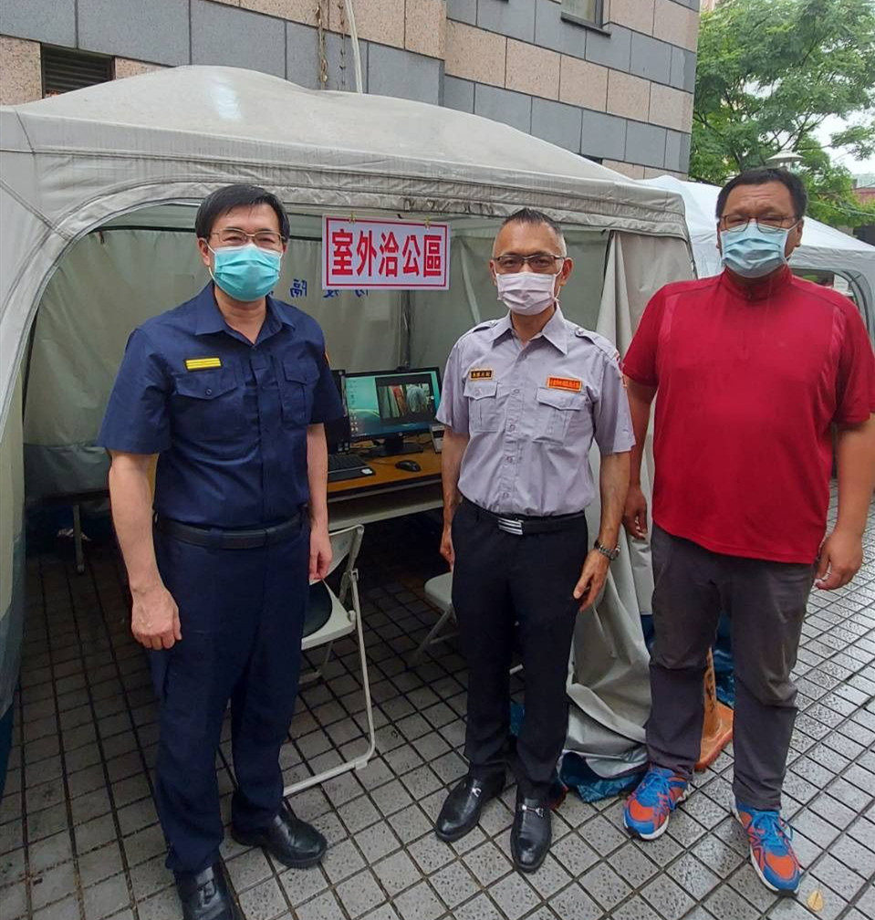 陳啓明(中)捐防疫異地雙螢幕偵訊系統。