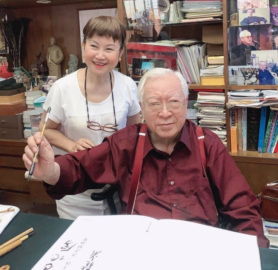 陳麗雀(左)是嶺南派水墨大師歐豪年高徒,師生情誼深篤,繪畫技藝非凡。