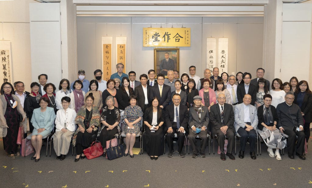 出席華岡博物館館慶的各界貴賓,在「合作堂」前來個大合照,極具意義。