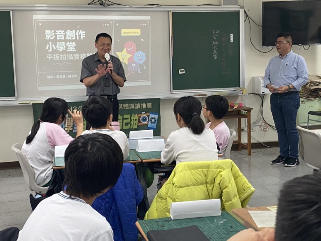 新視波有線董事長特助薛宏基(右立者)與台藝大授課講師,為同學們講授專業製作課程。